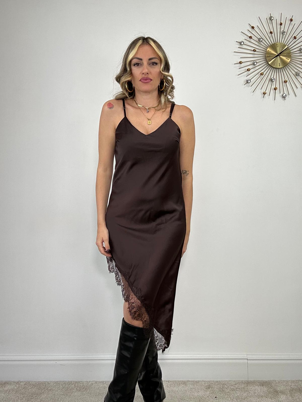 Abito con ricamo in pizzo 7938 - Marrone