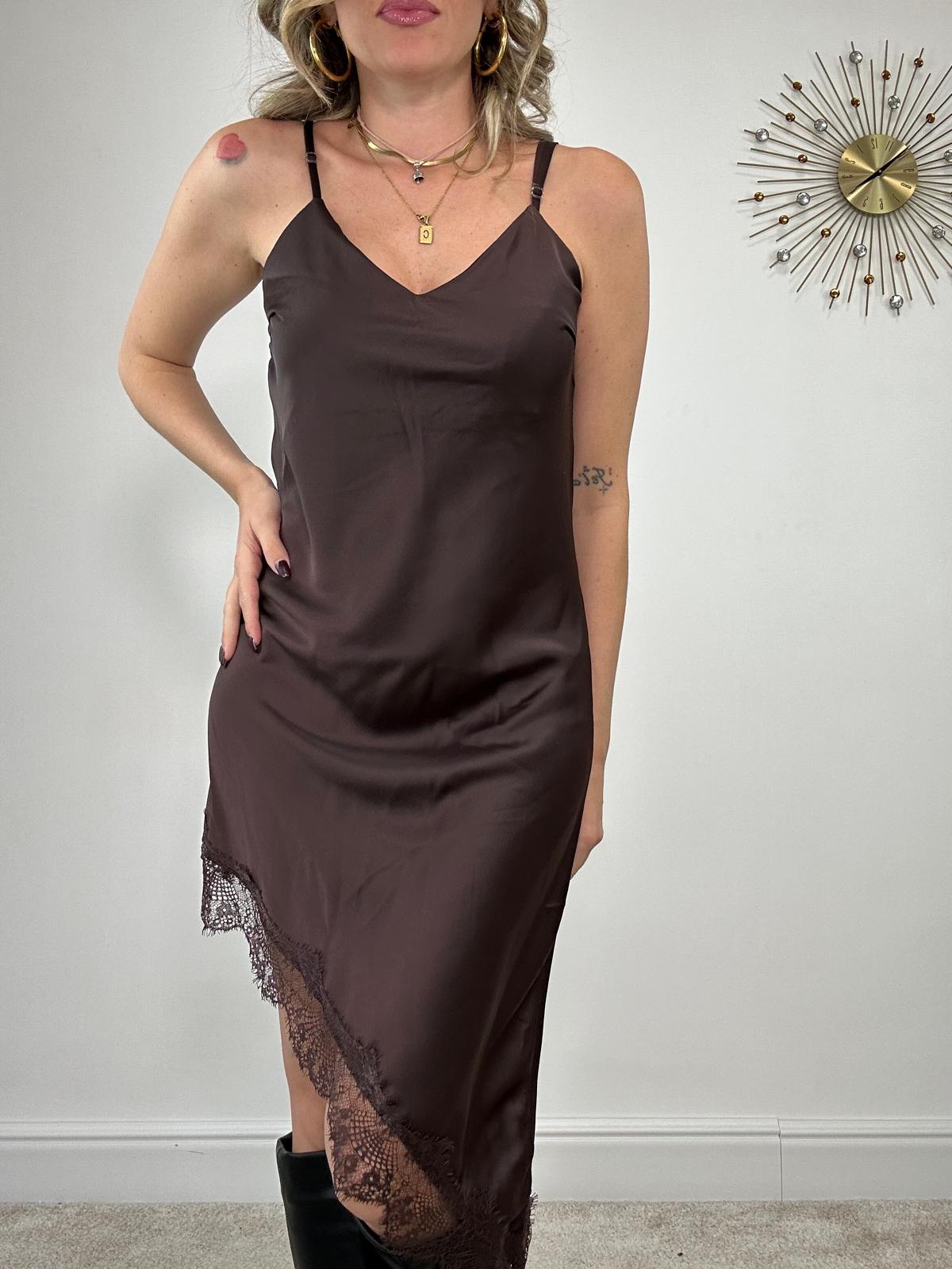 Abito con ricamo in pizzo 7938 - Marrone