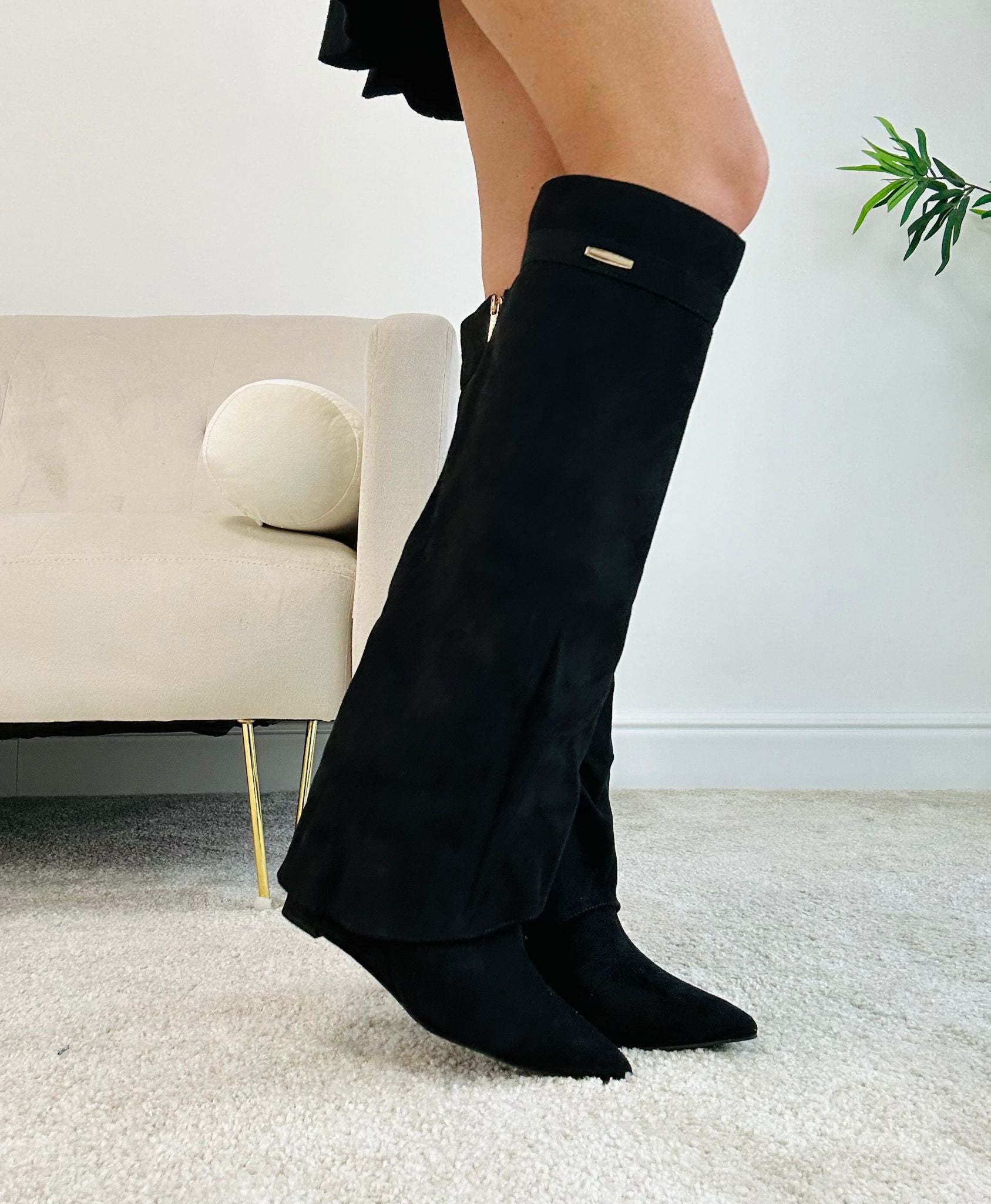 Stiefel in Wildlederoptik – Schwarz