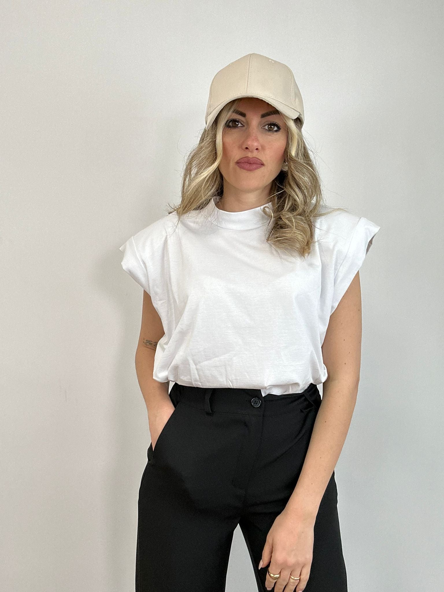 T-shirt 8892 con spalline - Bianco