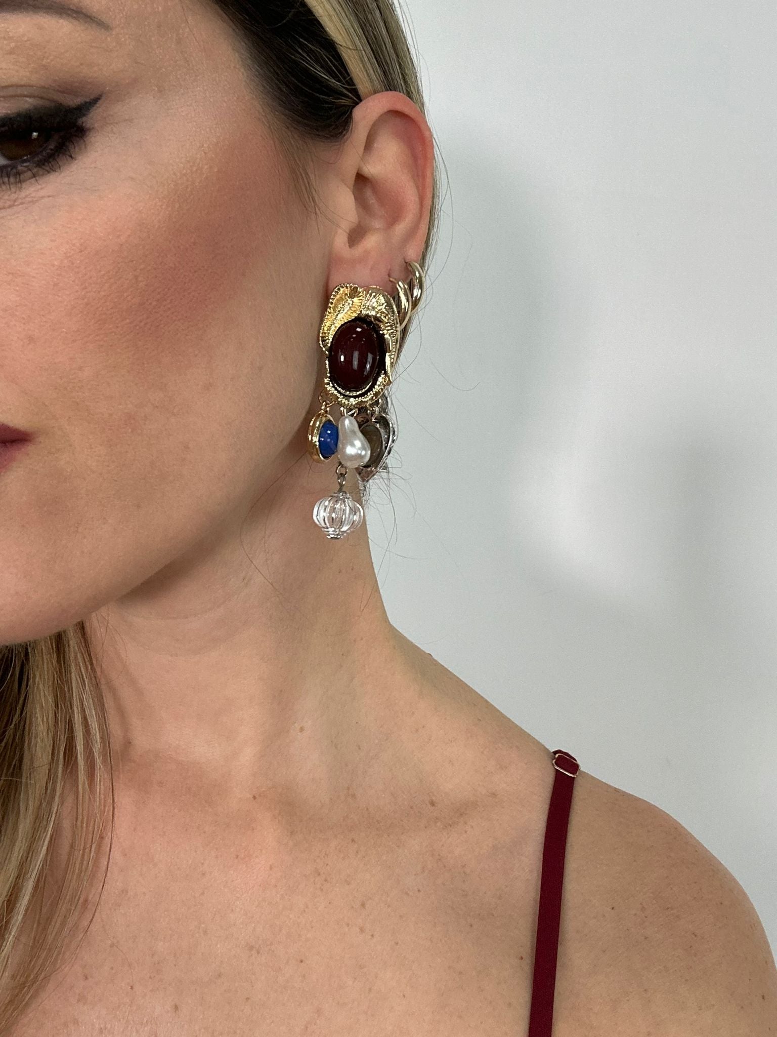 Orecchini con pendenti e pietra marrone