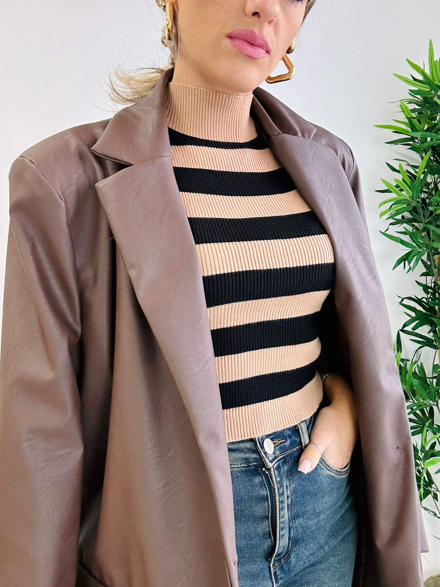 Elodie ärmelloser Pullover – Kamel und Schwarz
