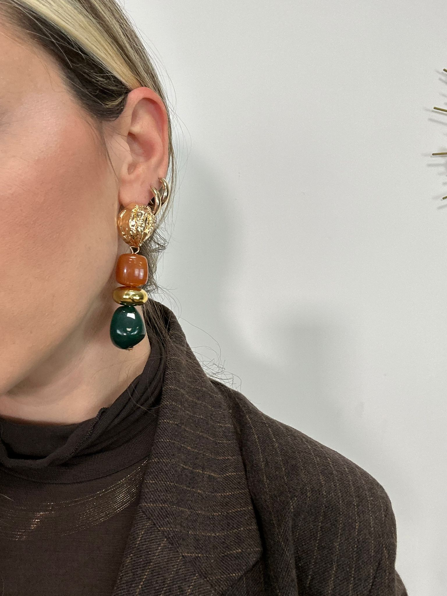 Orecchini pendenti con pietra verde e arancio