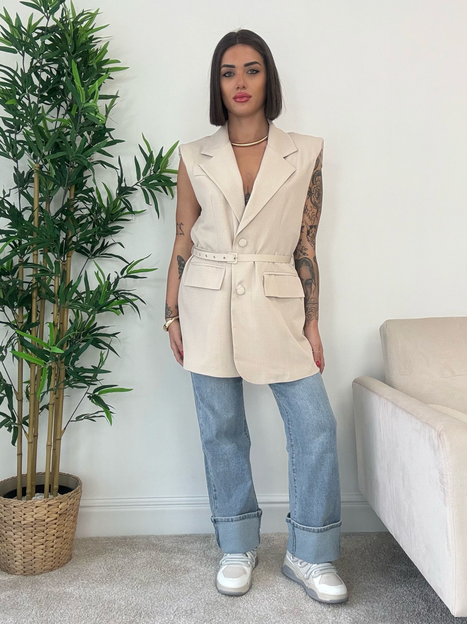 Ärmelloser Blazer mit Gürtel - Beige