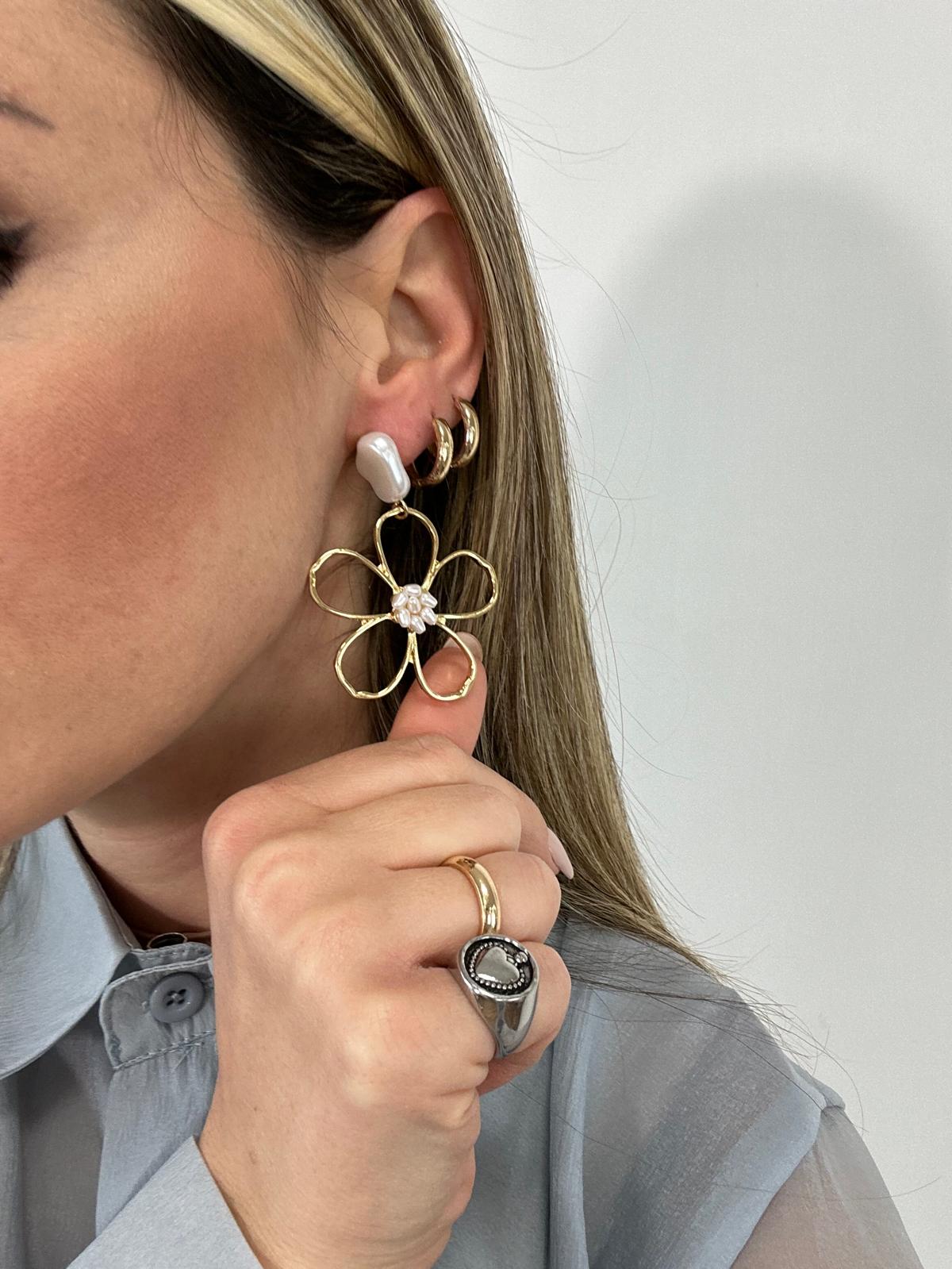 Orecchini pendenti a fiore con pietre bianche