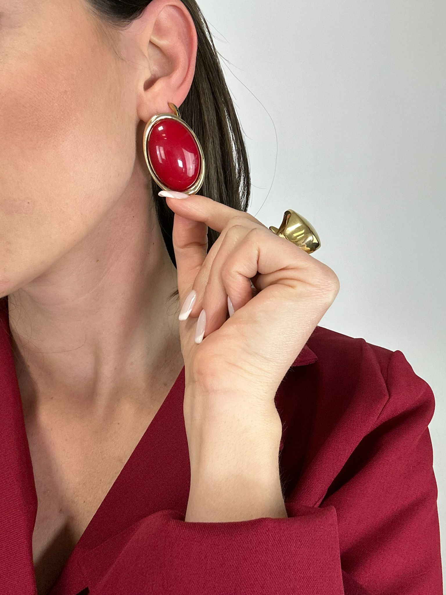 Orecchini con pietra rossa