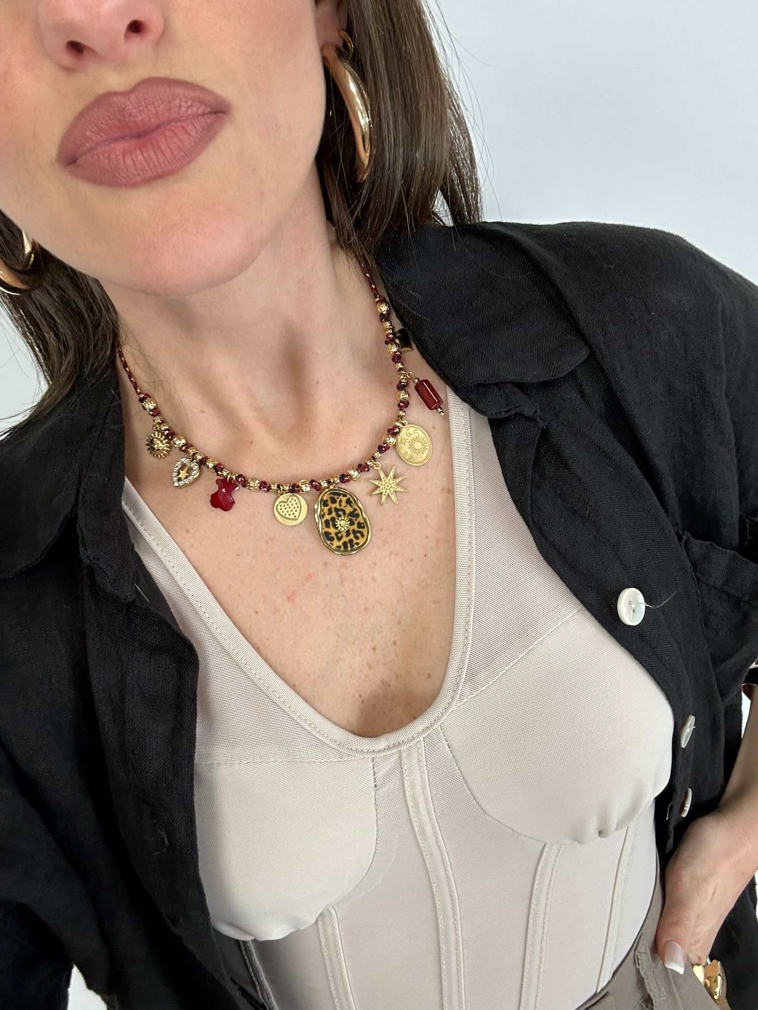 Collana dorata e bordeaux con ciondoli Animalier