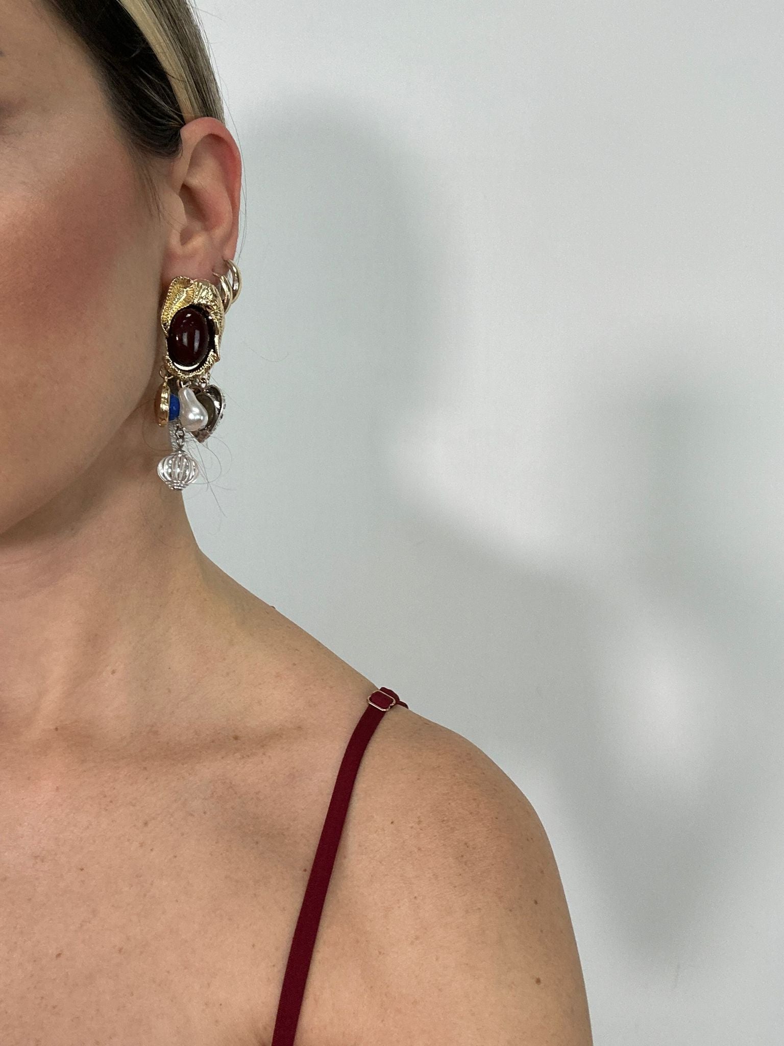 Orecchini con pendenti e pietra marrone