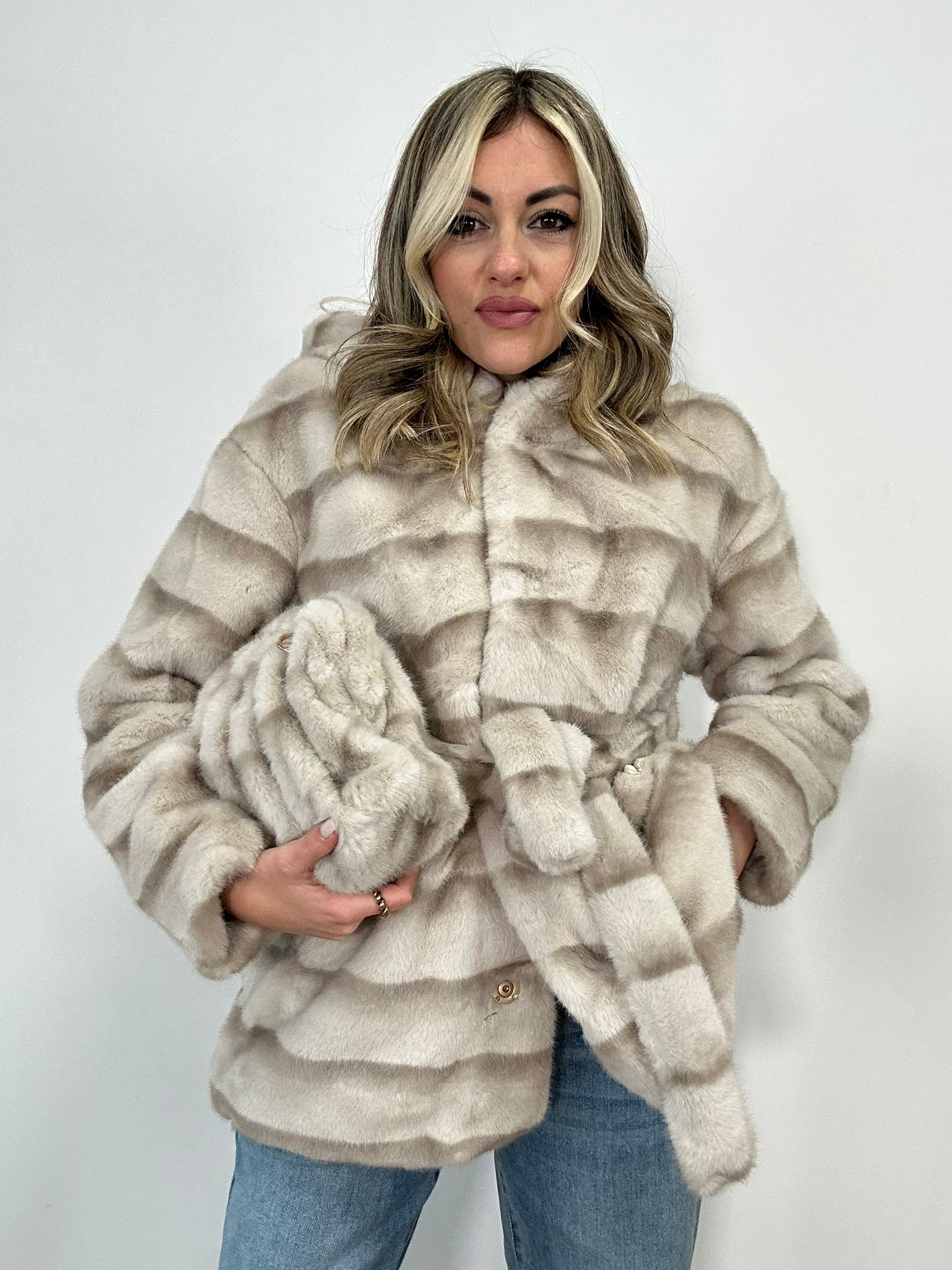 Cappotto in ecopelliccia PJ8215 - Beige