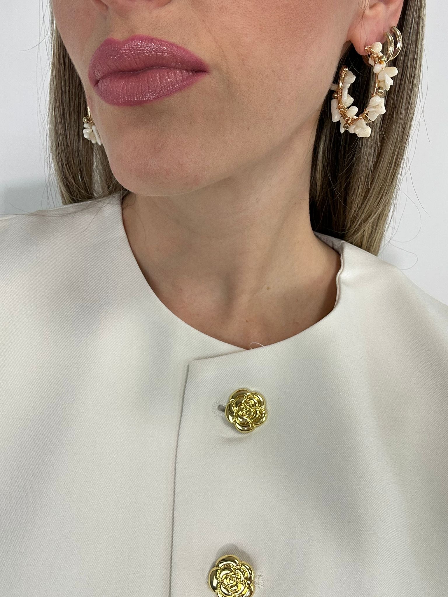 Orecchini a cerchio oro con pietre bianche