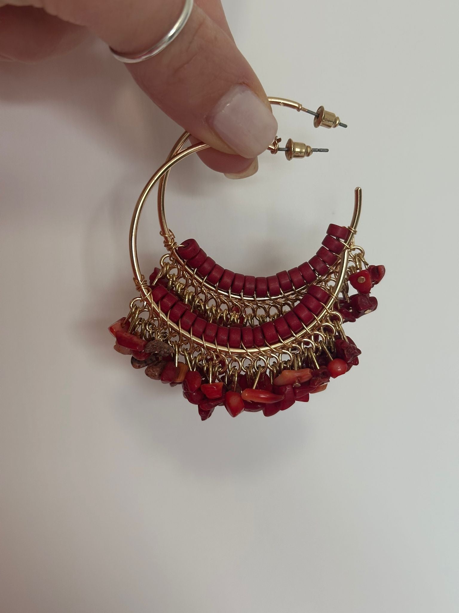 Orecchini semicerchio con pietre rosse