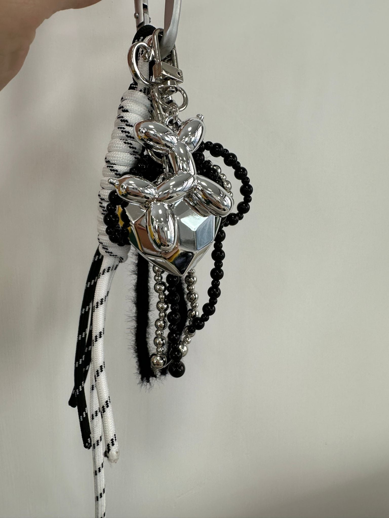 Pendentif noir et blanc