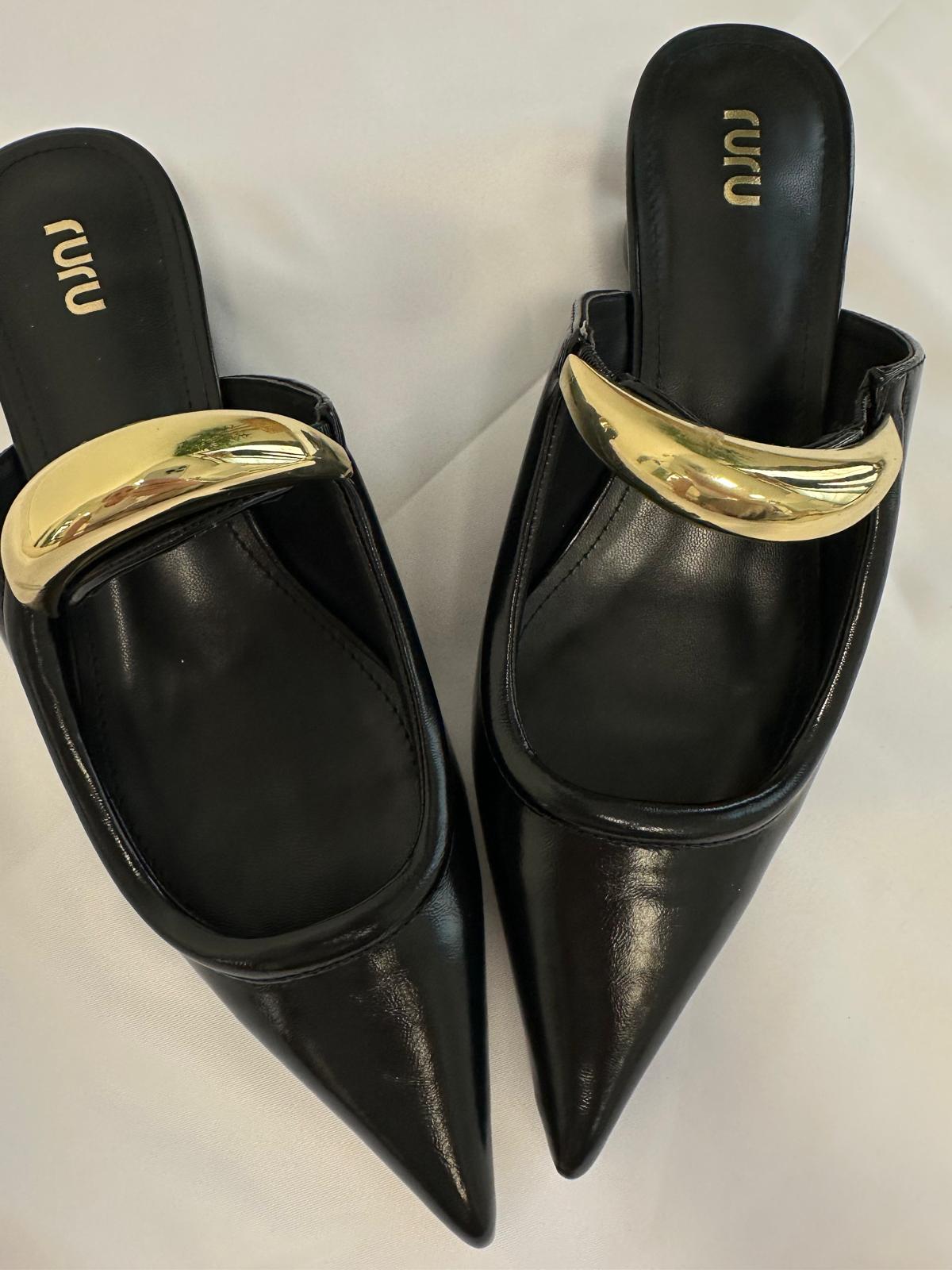 Décolleté con dettaglio oro - Nero