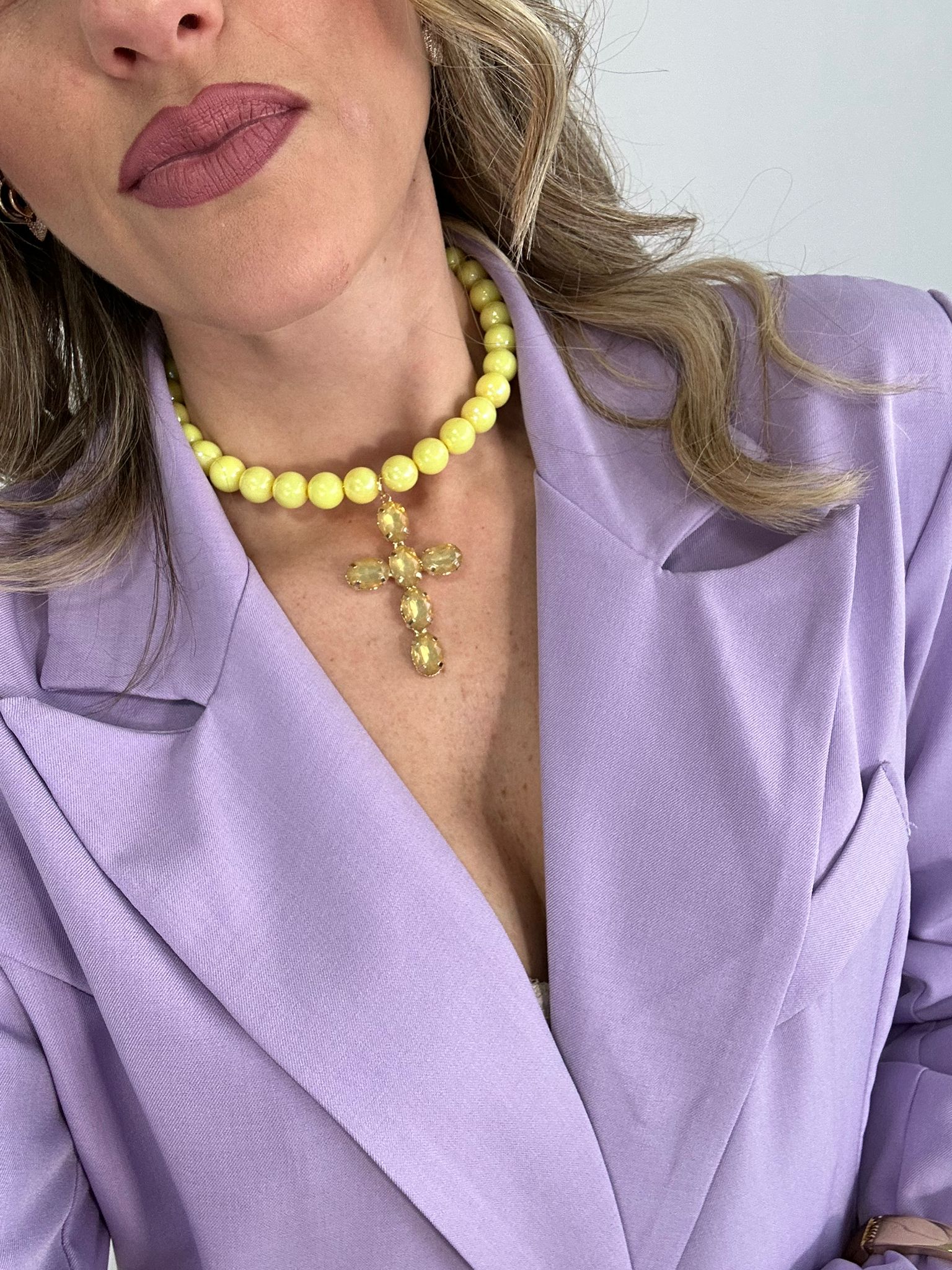 Collana girocollo perle con pendente a croce - Giallo