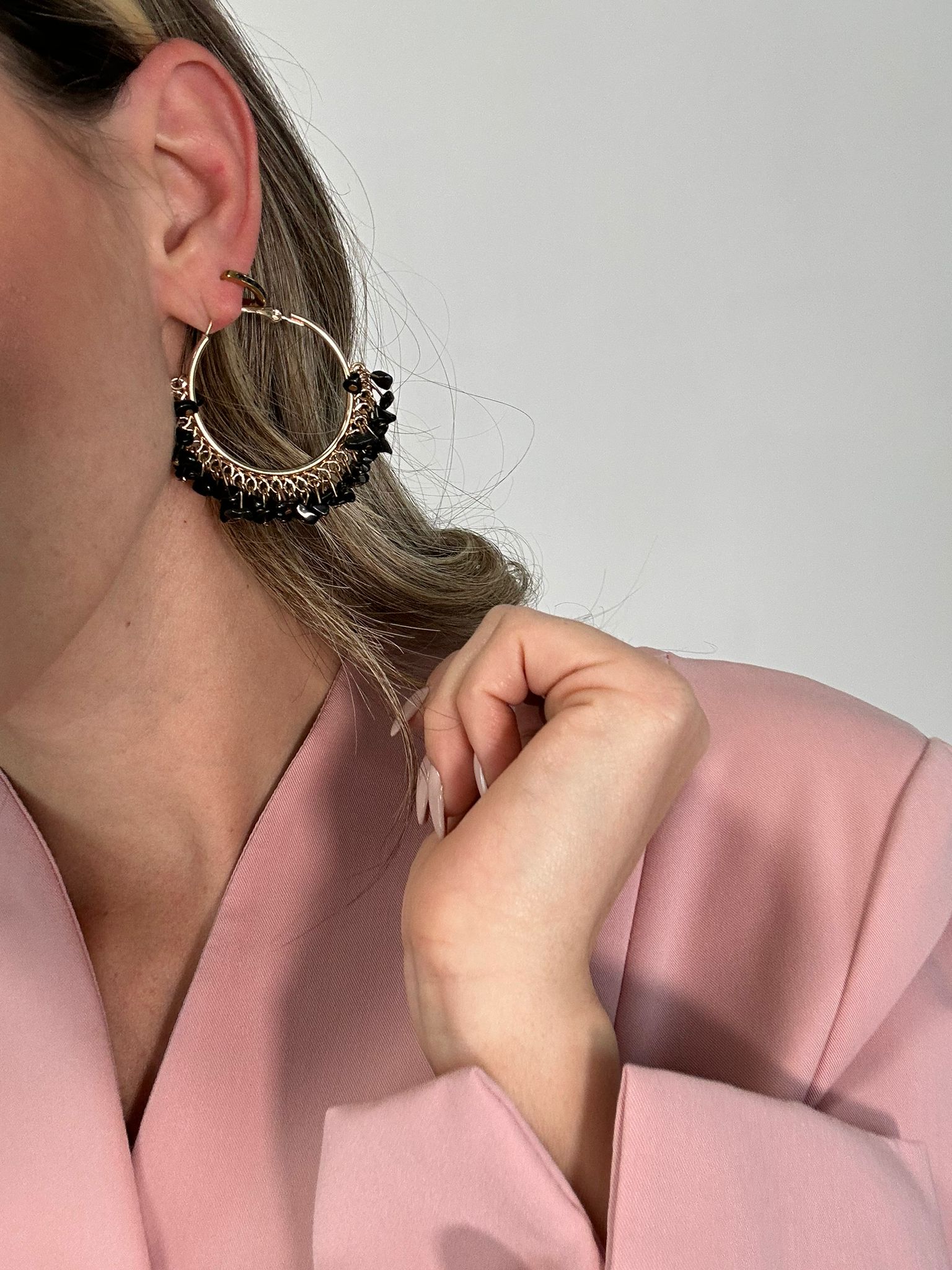 Orecchini a cerchio oro con pietre nere