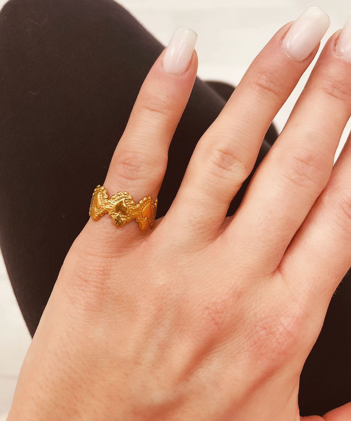 Bague avec coeurs dorés
