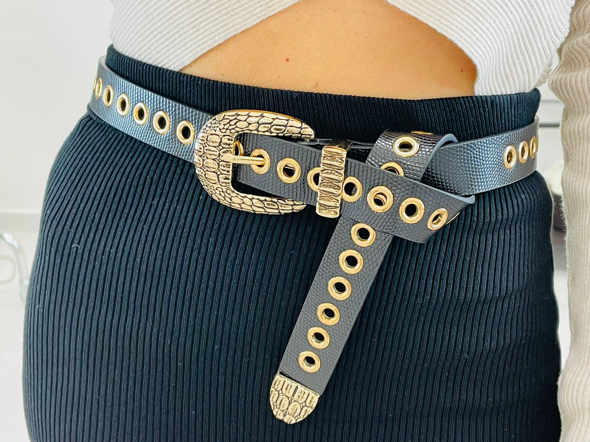 Cintura con occhielli e fibbia martellata - Oro