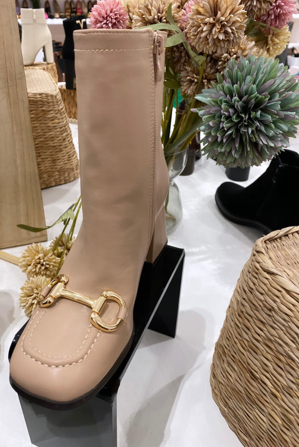 Stiefeletten mit Absatz und quadratischer Spitze – Nude